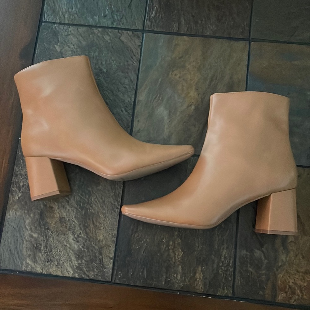 Journee Collection Haylinn Tan Zip up bootie- Tru Comfort Foam Insole- size 8.5